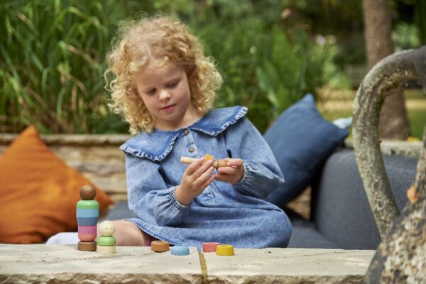 Montessori drvene figure djece različitih tonova kože – set 5 kom