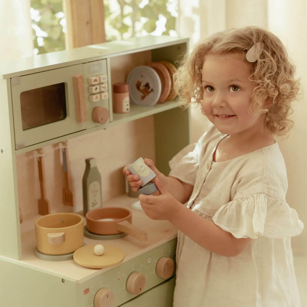 dijete se igra s drvenom kuhinjom Little Dutch u zelenoj boji