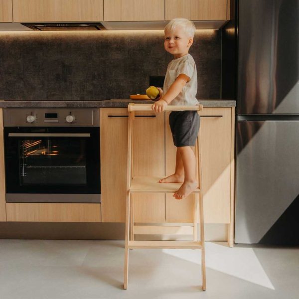 Detaljan prikaz drvenog Montessori tornja za učenje u prirodnoj boji, sklopivi ultralagani model bez montaže