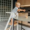 Dijete se penje na sklopivi Montessori toranj za učenje, ultralagani drveni model bez montaže