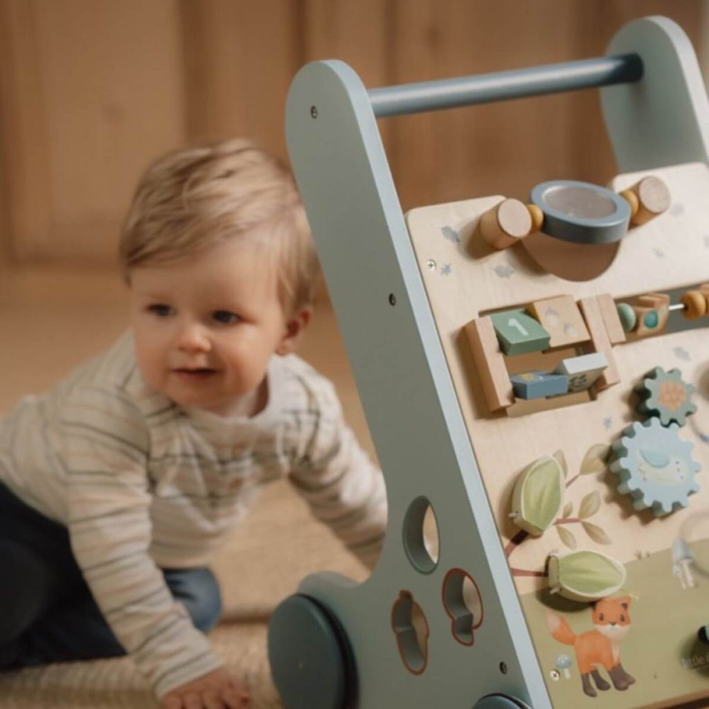 Drvena guralica za bebe s aktivnostima, kotačićima, labirintom, zupčanicima i satom, pogodna za djecu od 12 mjeseci