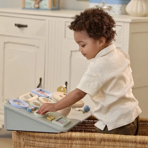 Little Dutch didaktička ploča u obliku volana, drvena edukativna igračka za djecu s gumbima, karticama i aktivnostima za razvoj motorike.