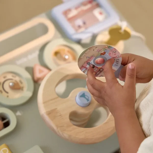 Little Dutch didaktička ploča u obliku volana, drvena edukativna igračka za djecu s gumbima, karticama i aktivnostima za razvoj motorike.