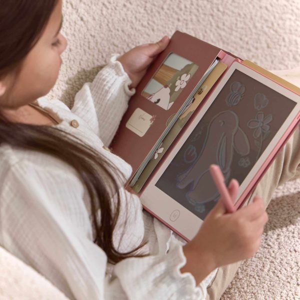 Ružičasti LCD tablet za crtanje za djecu s olovkom i 30 dvostranih kartica za precrtavanje motiva.