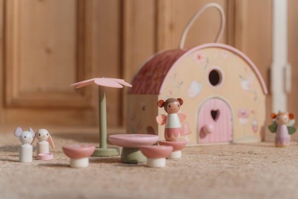 Drvena kućica za vile s figuricama, namještajem i dodacima za dječju igru uloga.
