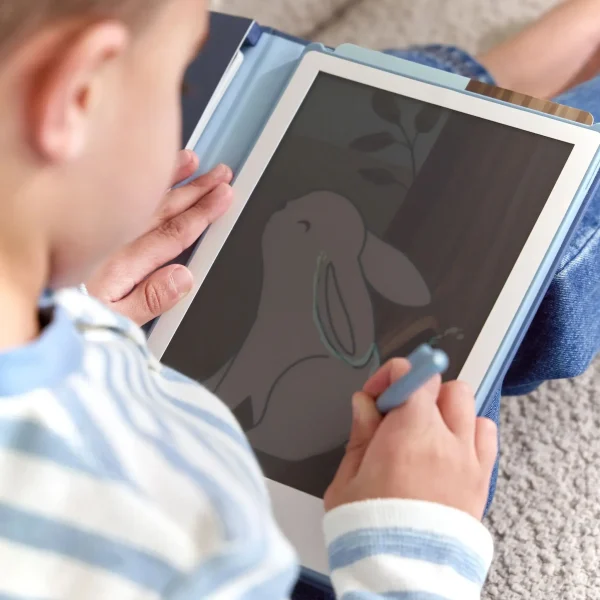 Plavi LCD tablet za crtanje za djecu s olovkom i 30 dvostranih kartica za precrtavanje motiva.