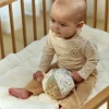 Beba se igra mekanom Little Dutch Safari Friends didaktičkom loptom