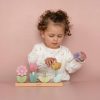 Dijete slaže Little Dutch montessori igračku za slaganje cvijeća