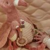 Little Dutch aktivni flamingo mekana didaktička igračka za bebe